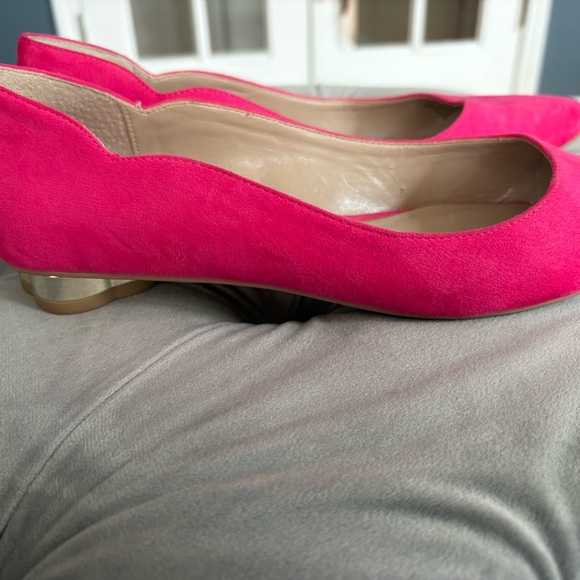 WHBM Hot Pink Women's Flats w/ Gold Heel, Size 7 - Picture 4 of 7
